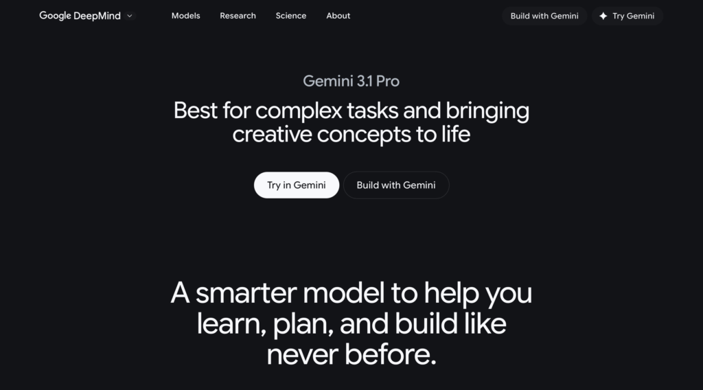 Google DeepMind की वेबसाइट पर Gemini 3.1 Pro AI मॉडल का होमपेज स्क्रीनशॉट, जिसमें “Best for complex tasks and bringing creative concepts to life” लिखा हुआ है और Try in Gemini व Build with Gemini बटन दिखाई दे रहे हैं।